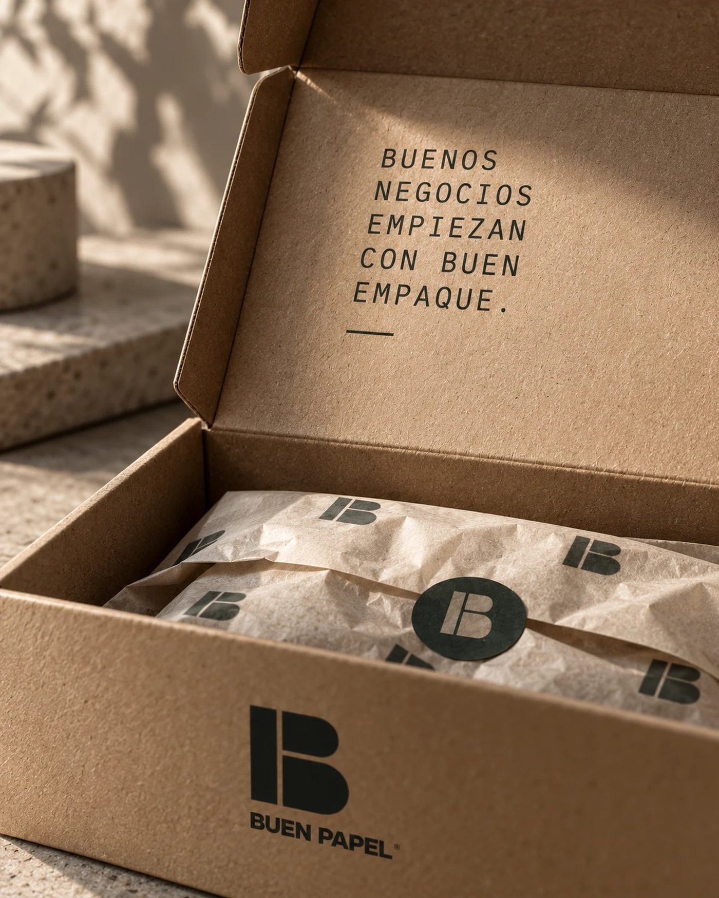 Caja abierta con papel de seda estampado y sello adhesivo