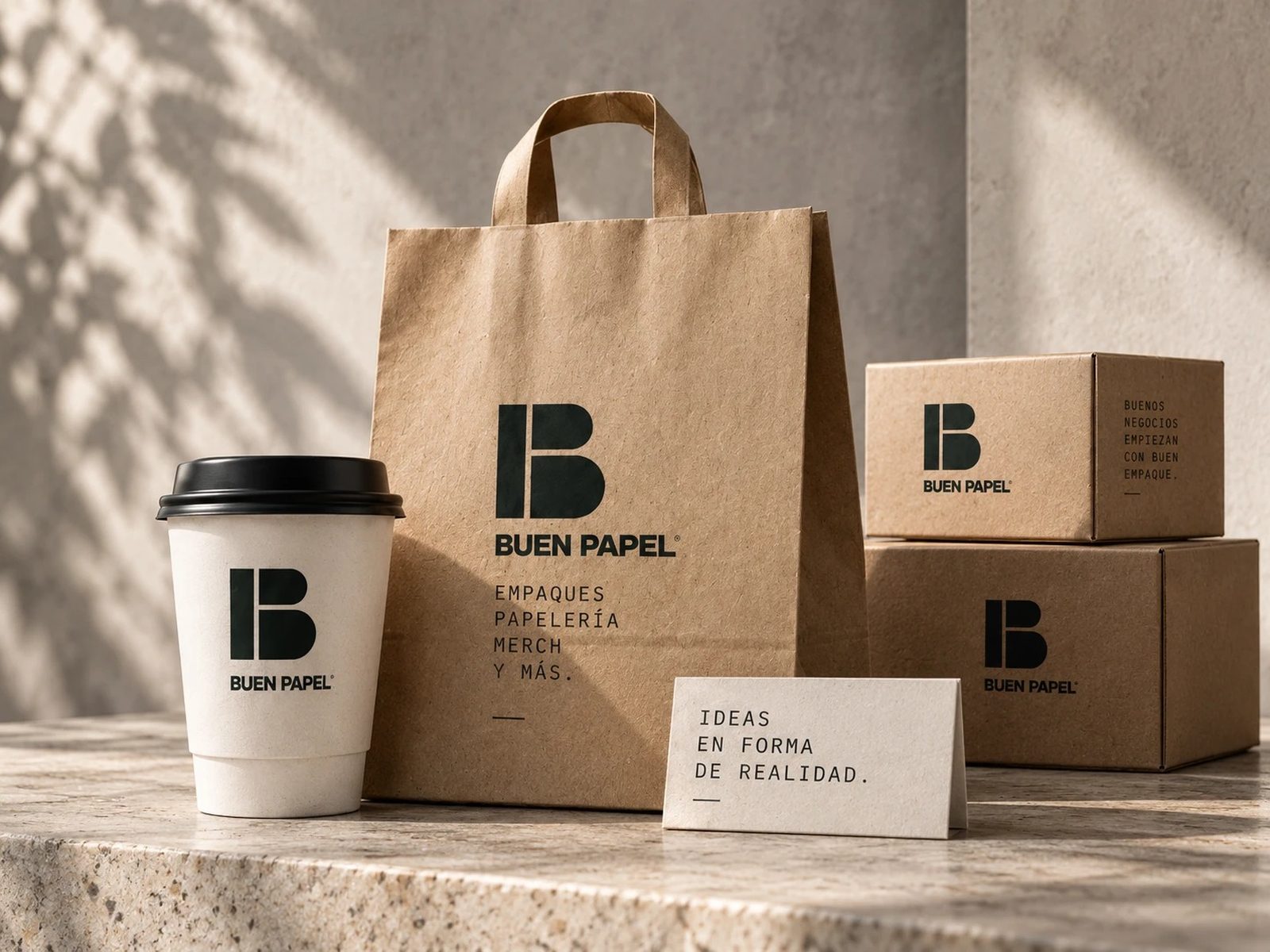 Vaso, bolsa kraft y cajas impresas con la marca de un negocio